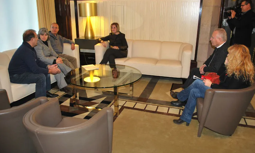 Foto de la presentació del text amb la Comissió Promotora i Núria de Gispert