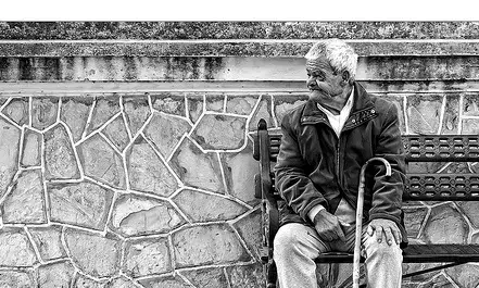 Un avi en un banc, imatge de Paco Solís