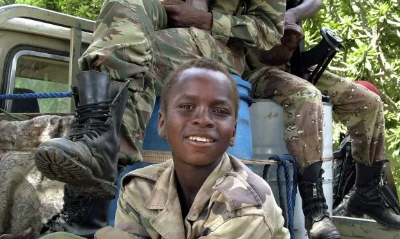 Nen soldat. Imatge CC BY-NC-ND 2.5 ES de: http://igualdad3000.blogspot.com.es