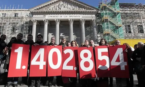 Els promotors de la ILP mostren el nombre de signatures de suport obtingudes