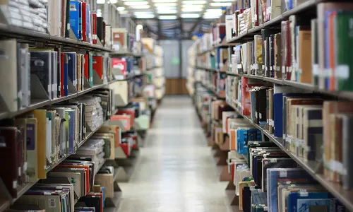 Passadís d'una biblioteca.