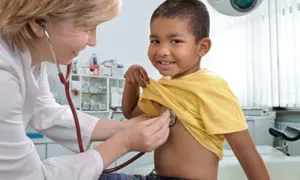 Doctora visitant a un infant. Font: Departament de Salut
