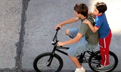 Nens en bicicleta, de VANCENITB a Flickr