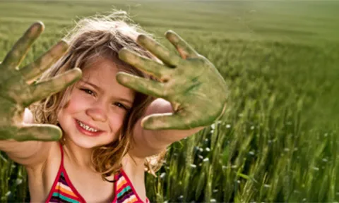 Nena amb mans verdes - Imatge de Fundación Iberdrola