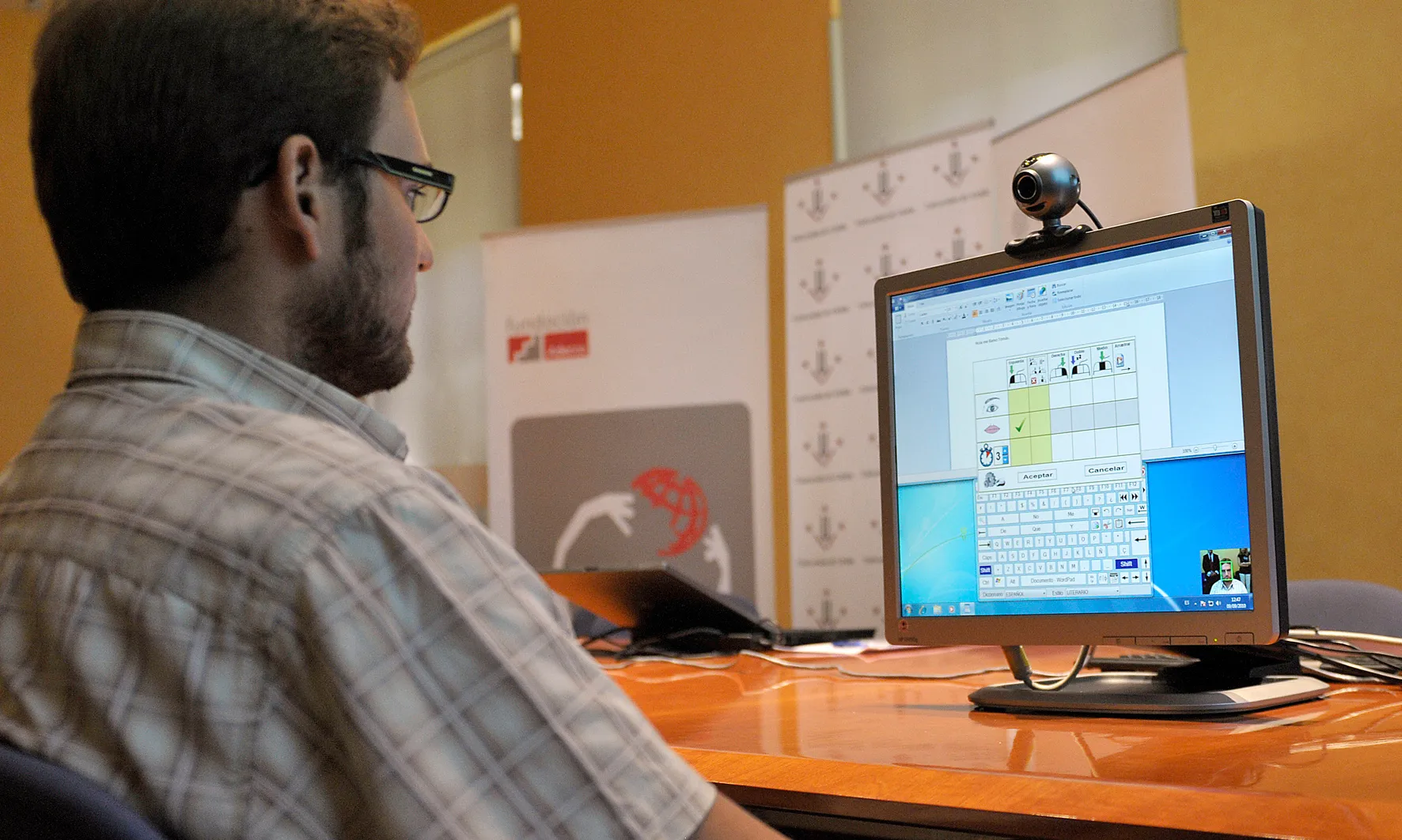 Un noi utilitzant el ratolí virtual Headmouse. Font: UdL