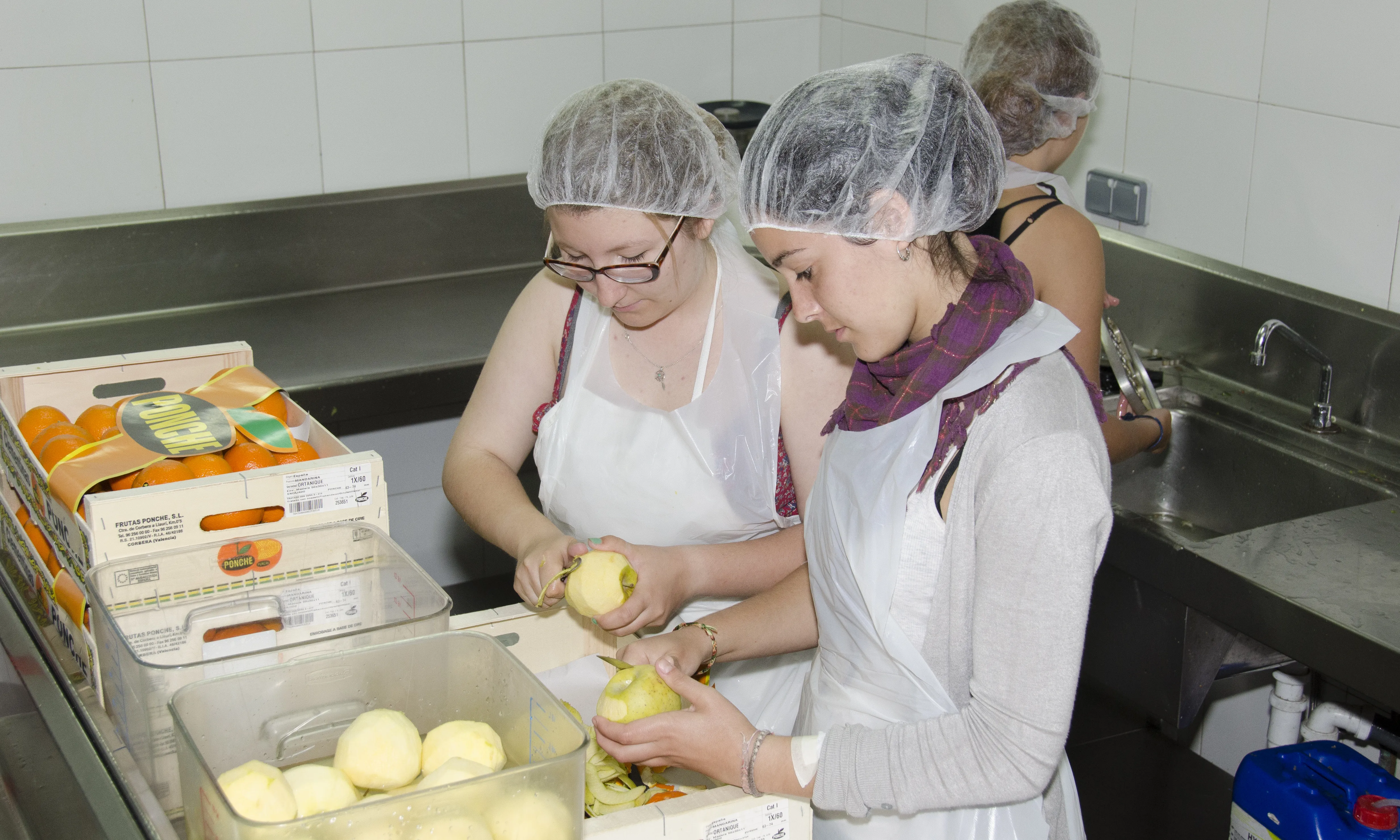 Voluntaries preparant les postres. Font: FAS