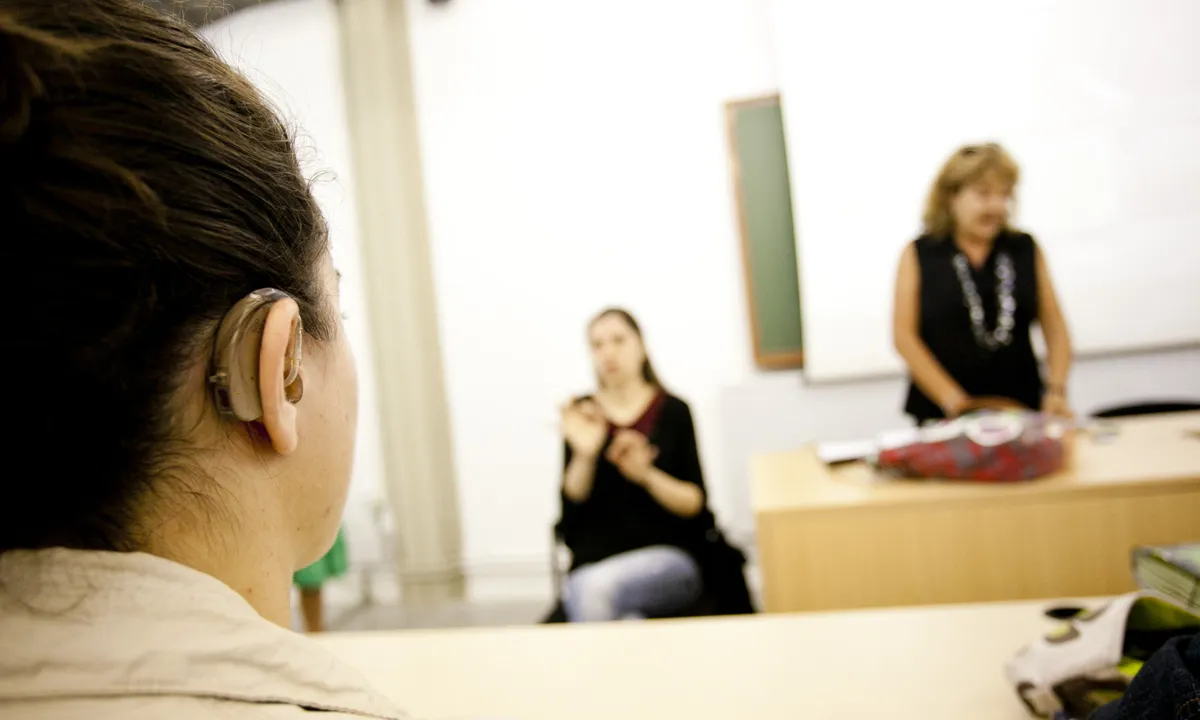 Alumna amb sordesa a una aula de la UAB. Font: PIUNE_FAS
