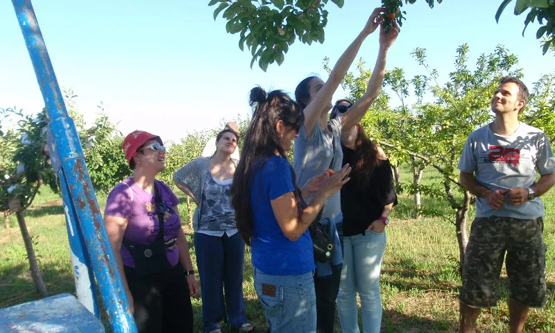 Visita del grup de consum El Rebost del Delta de Gavà als camps de La Trama