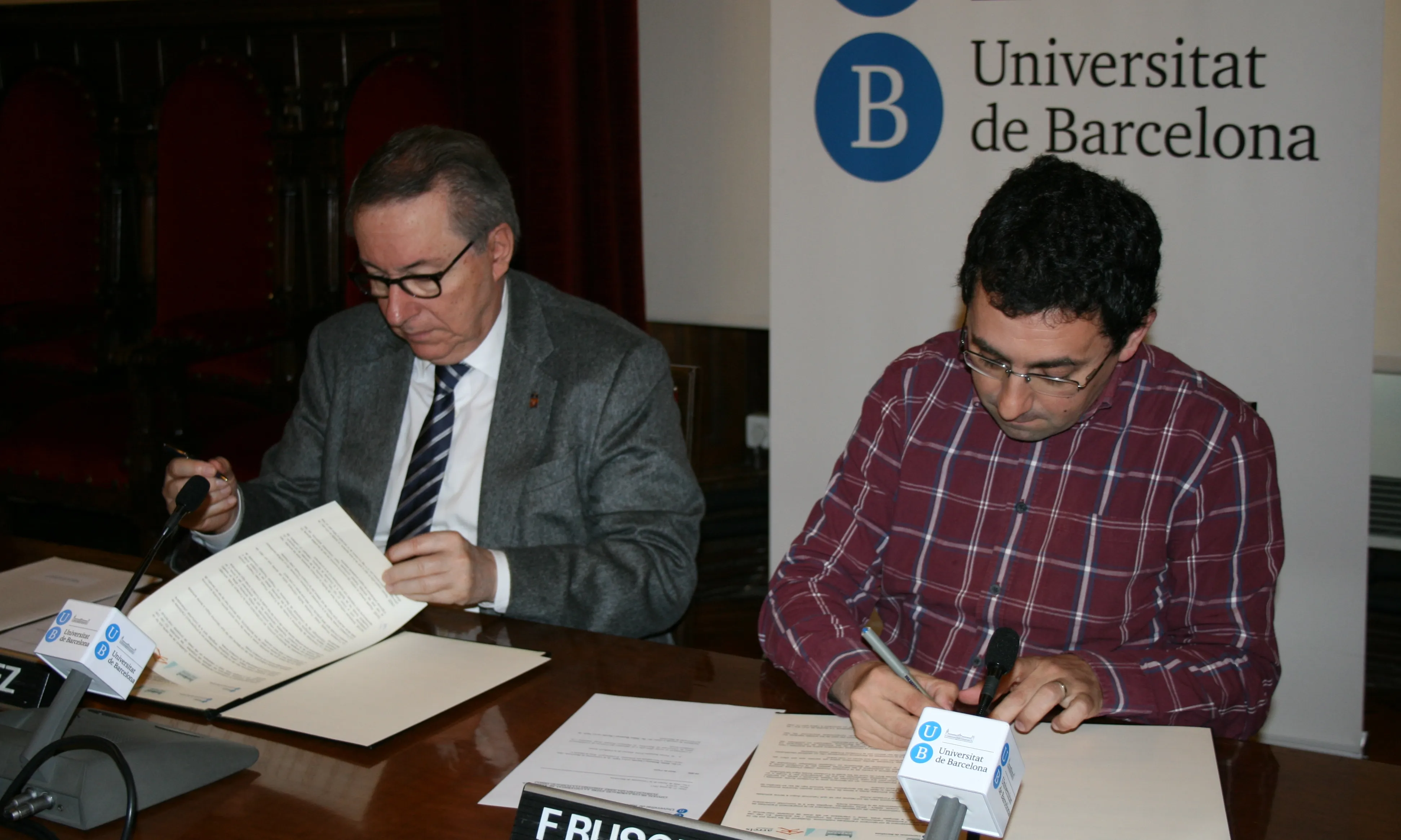 El rector de la UB i el director d'Arrels, durant al signatura. Font: UB