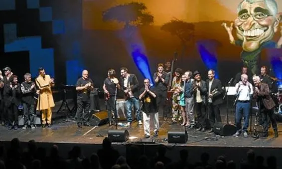 El Pare Manel i tots els artistes que van participar a la gala 