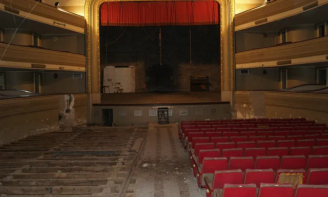Estat actual del teatre de L'Artesà. Imatge publicada a La riuada