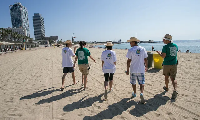 Informadors ambientals a la Barceloneta (imatge: Fundació Abertis)