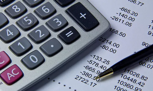 Imatge bolígraf i calculadora 