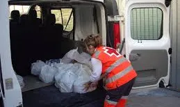 Font Creu Roja: voluntària repartint aliments