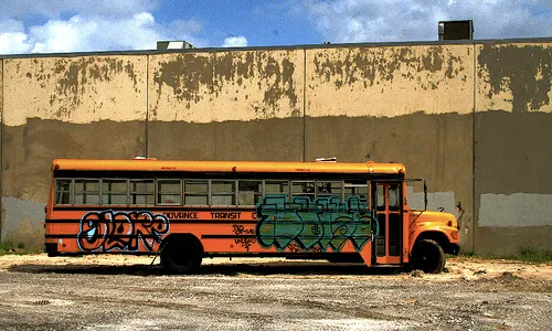 Autobus pintat i abandonat. Font: eschipul (flickr.com)