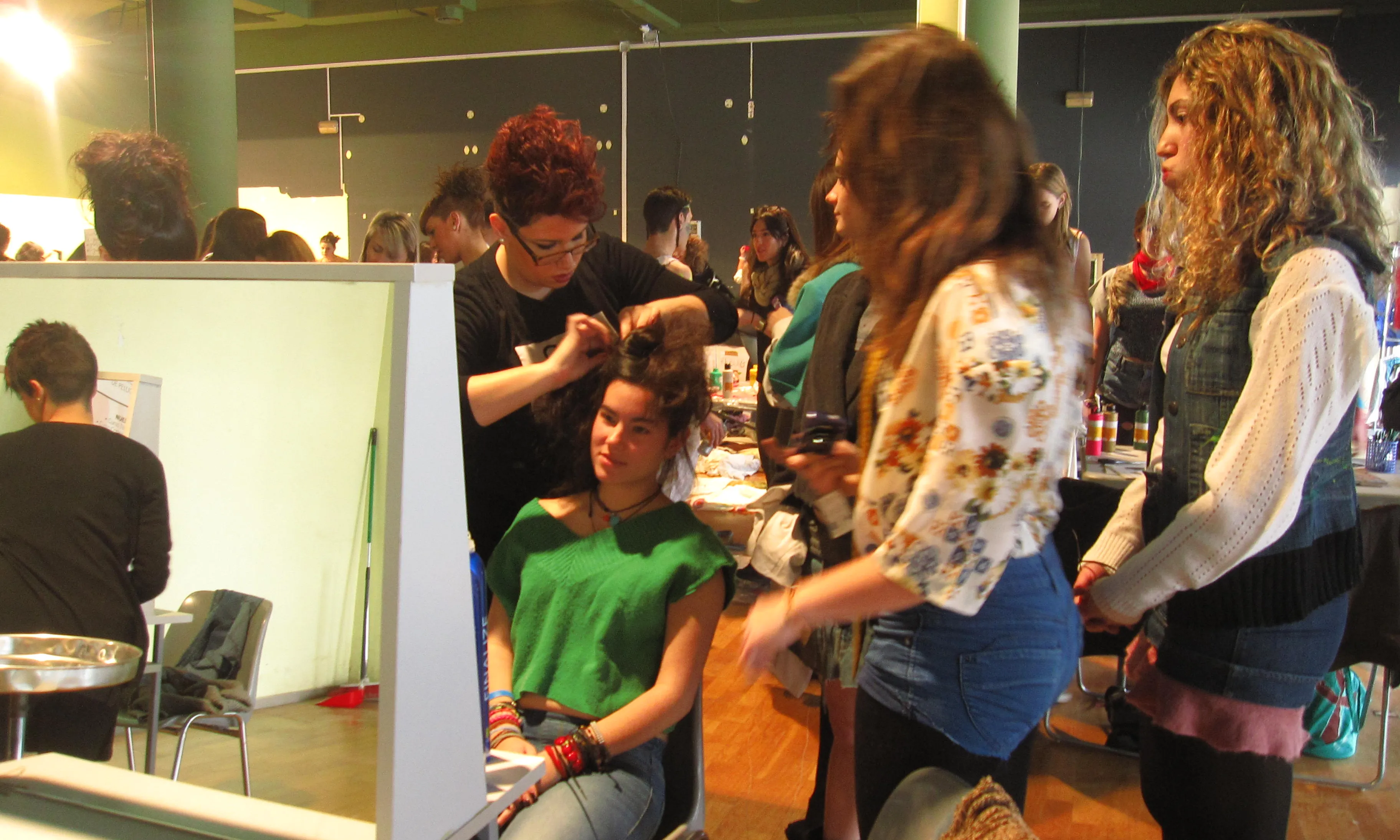 Voluntàries de l'Acadèmia Llongueras pentinant una de els participants.