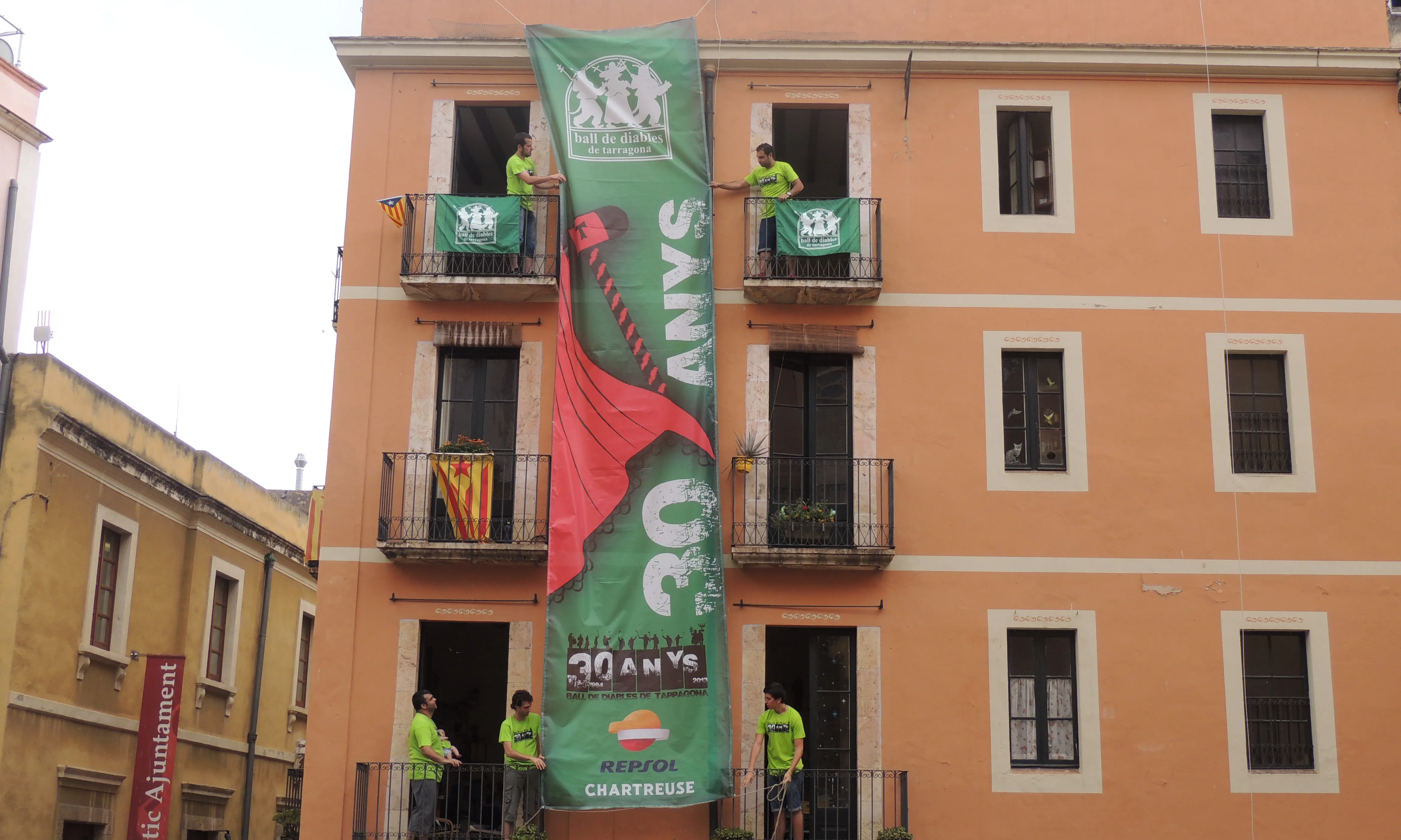 Pancarta commemorativa desplegada a la Plaça de les Cols de Tarragona