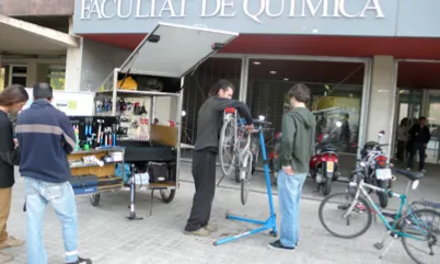 Taller de bicis gratuït.