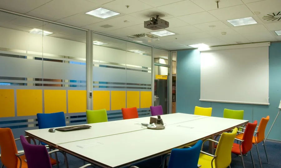 Sala de reunions. Font: actiu oficinas (Flickr)