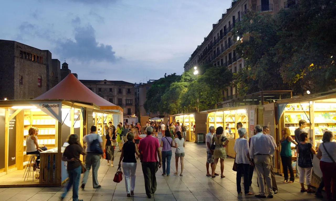 Imatge del passeig de la Ciutat de la Lectura a la plaça de la Catedral
