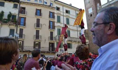 Actuació castellera a Verona durant l'Aplec