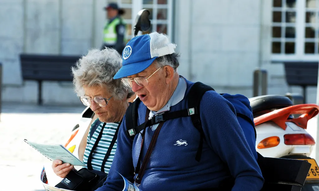 Dues persones grans fent turisme