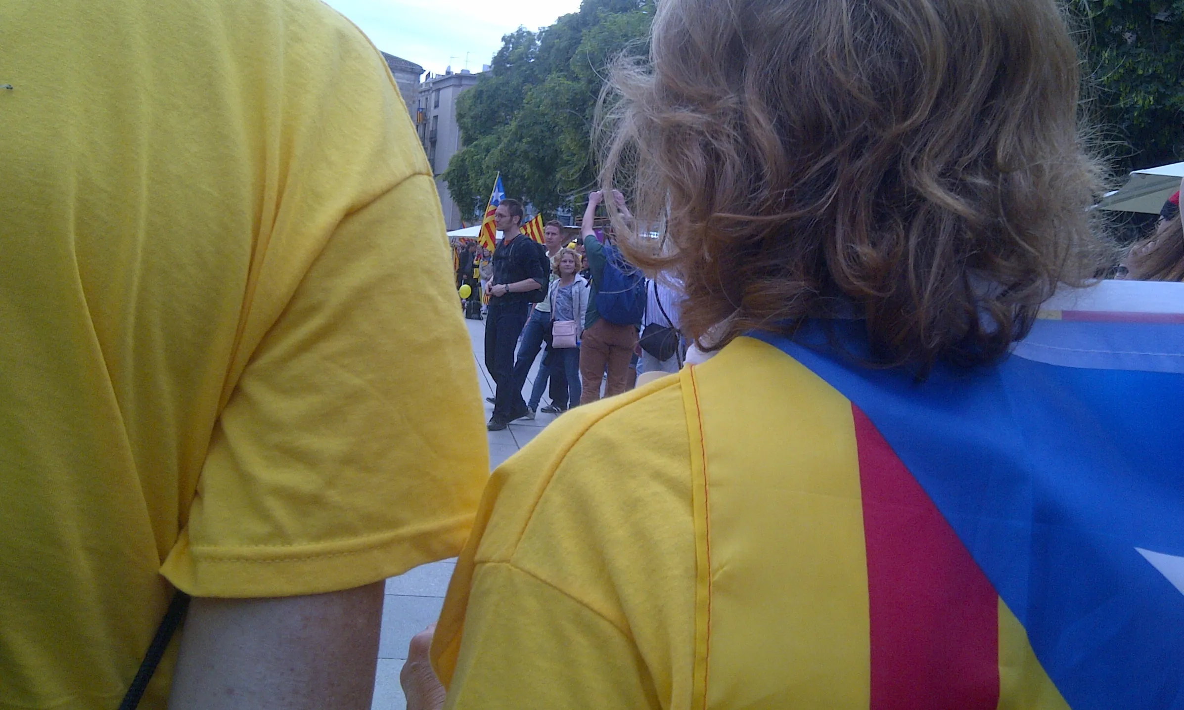 Dues persones de la Setmana del Llibre participen a la cadena humana