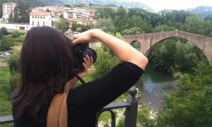 Noia fent fotos al Pont Vell de Sant Joan de les Abadesses. Viquipèdia.