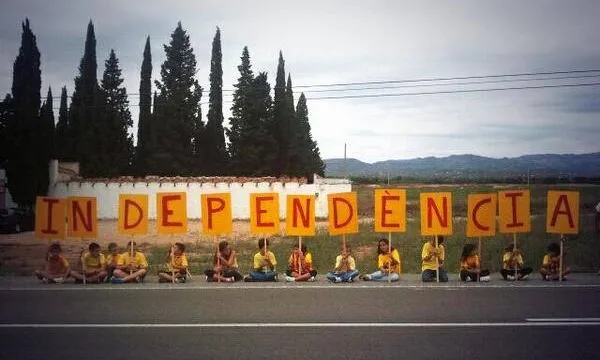 La paraula independència al tram 68 de la Via Catalana. Autora: Mar Solà