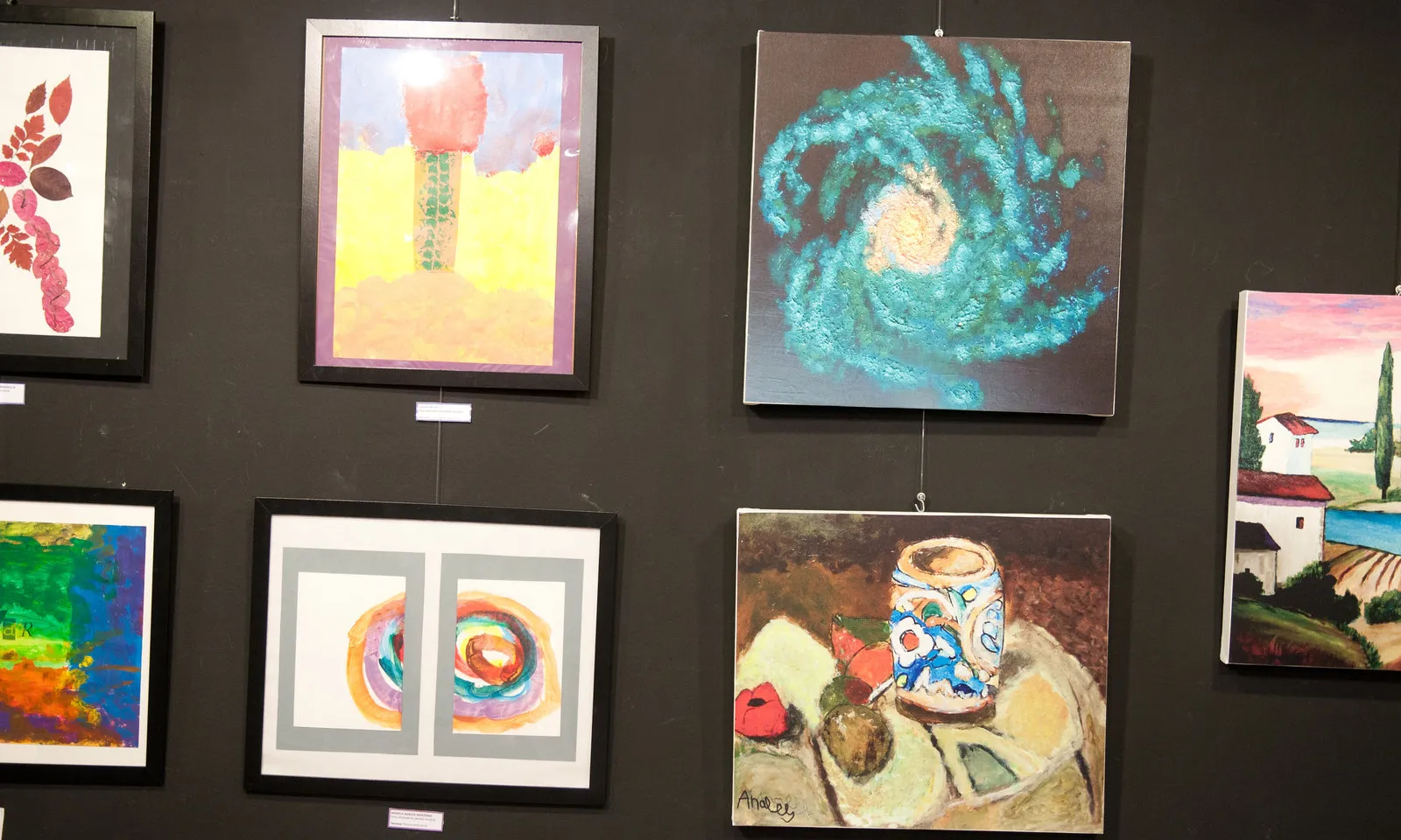 Mostra dels quadres dels artistes que segueixen el curs de pintura a la FCPC