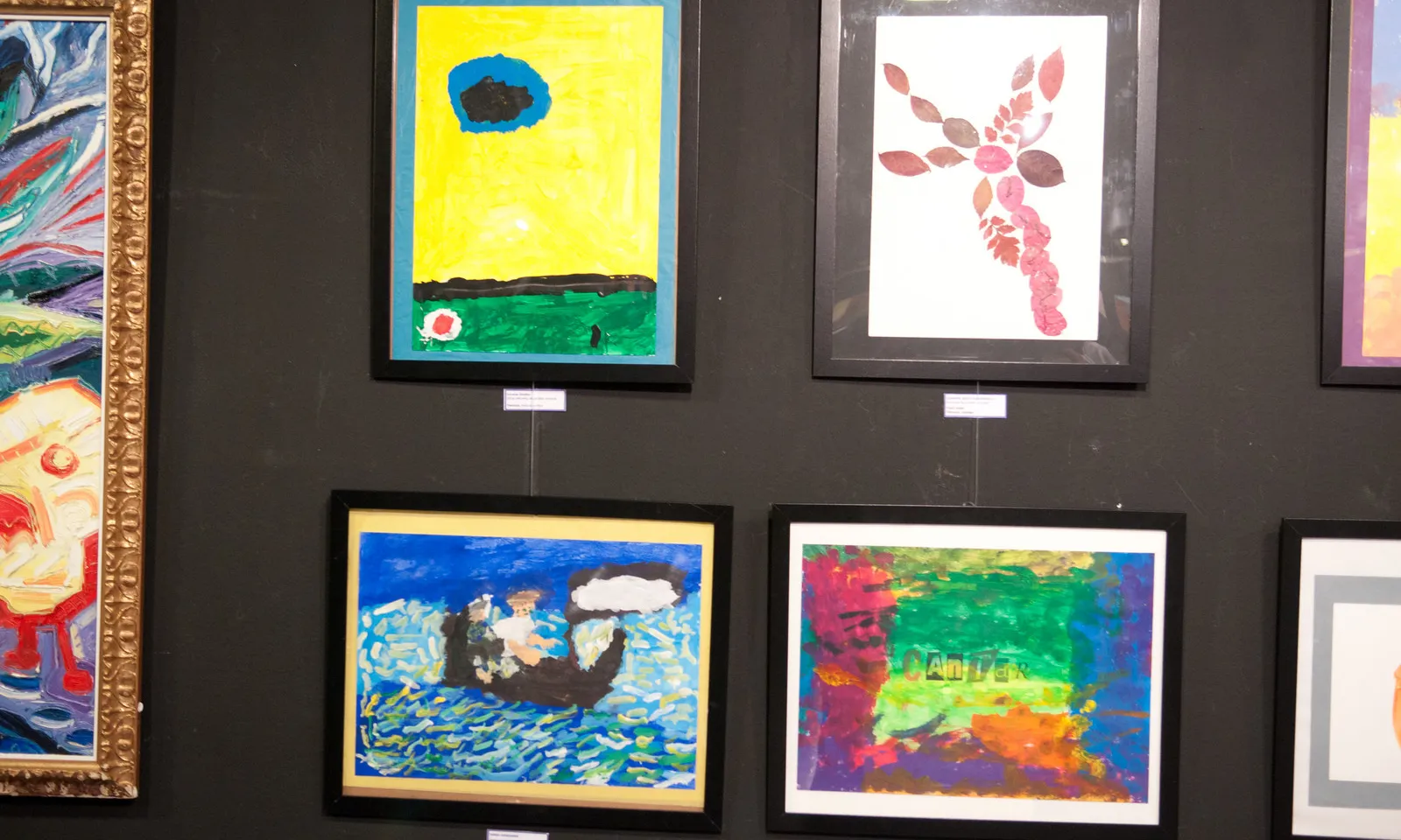 Mostra dels quadres dels artistes que segueixen el curs de pintura a la FCPC