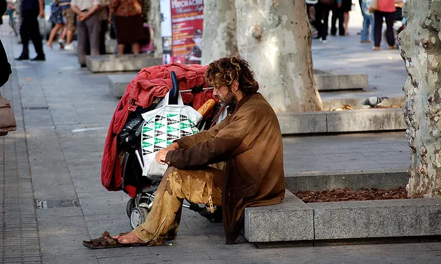 Persona sense llar a Plaça Catalunya, Barcelona (Font: Melvin Gaal, flickr.com)