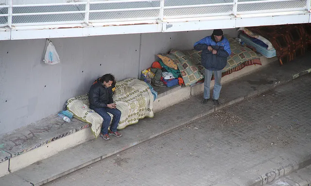 Pont de Sant Martí utilitzat per dues persones sense sostre 