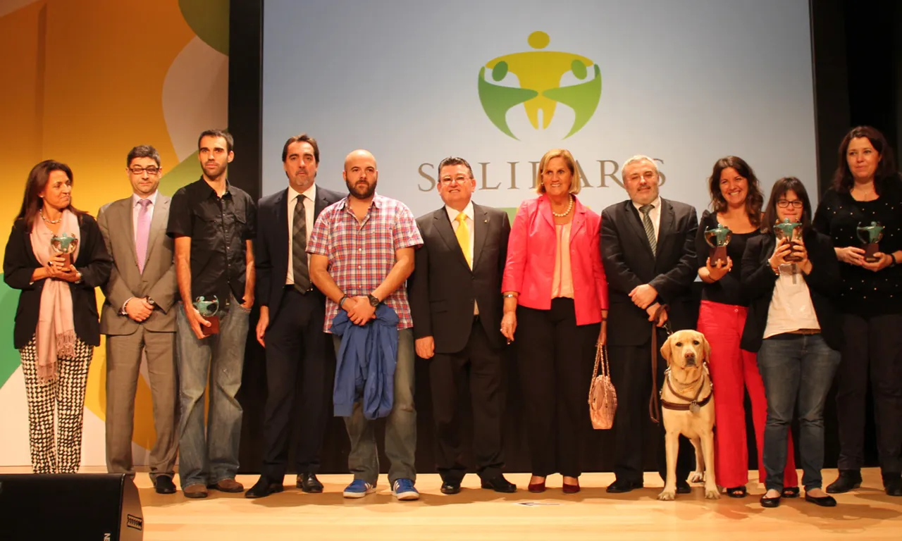 Els guardonats amb Núria de Gispert i els directius de l'ONCE.
