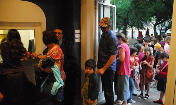 La gent fent cua per veure la Gala de Màgia 2013