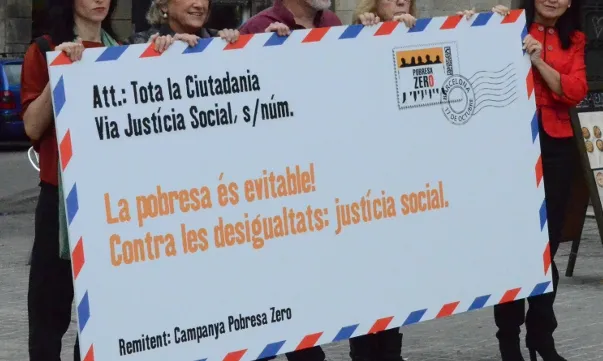 Representants de la campanya Pobresa Zero presentant el manifest