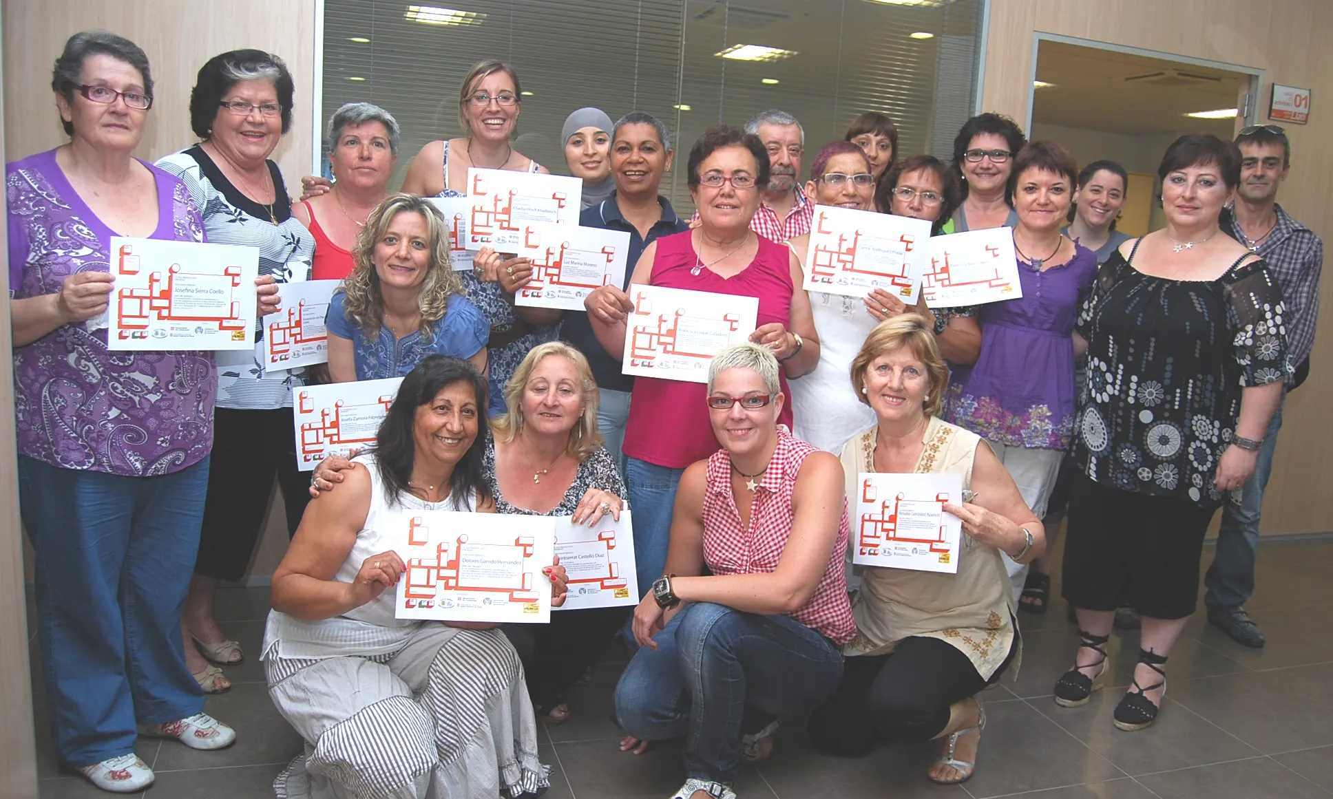 Un grup de dones amb el certificat del curs Eines contra la violència masclista