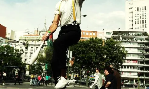 Malabarista sobre un monocicle