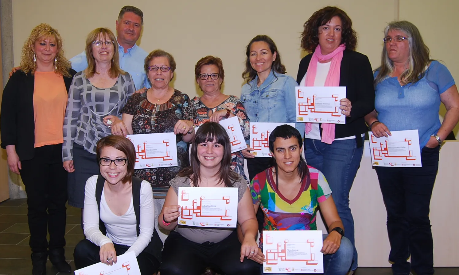 Un grup de dones amb el certificat del curs Eines contra la violència masclista