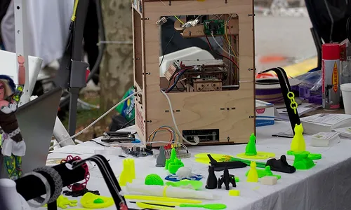 Una impressora 3D en ple funcionament. Fotografia de Amy Buser