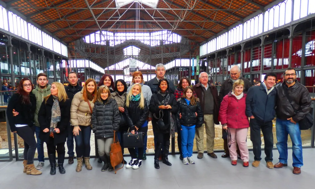 La Societat Cultural Hortenca fent la visita al Centre Cultural del Born
