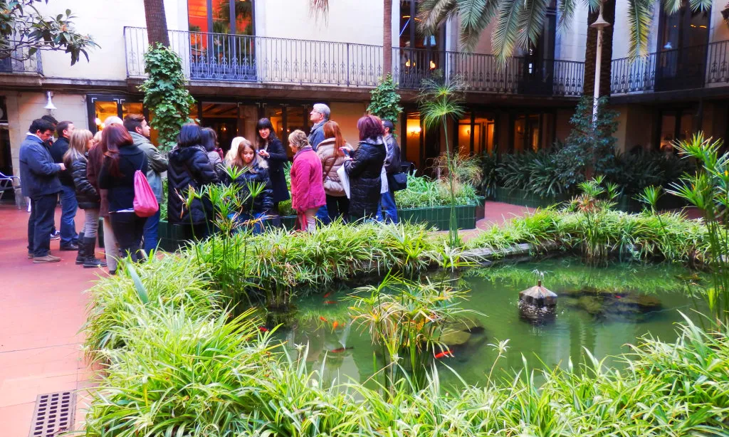 La Societat Cultural Hortenca fent la visita a l'Ateneu Barcelonès