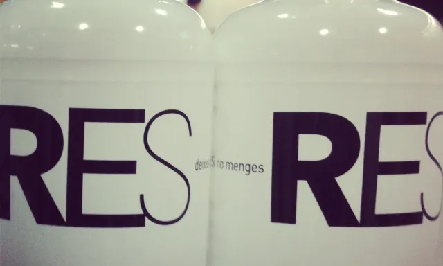 Les ampolles d'aigua buida volen cridar l'atenció dels perills de no menjar