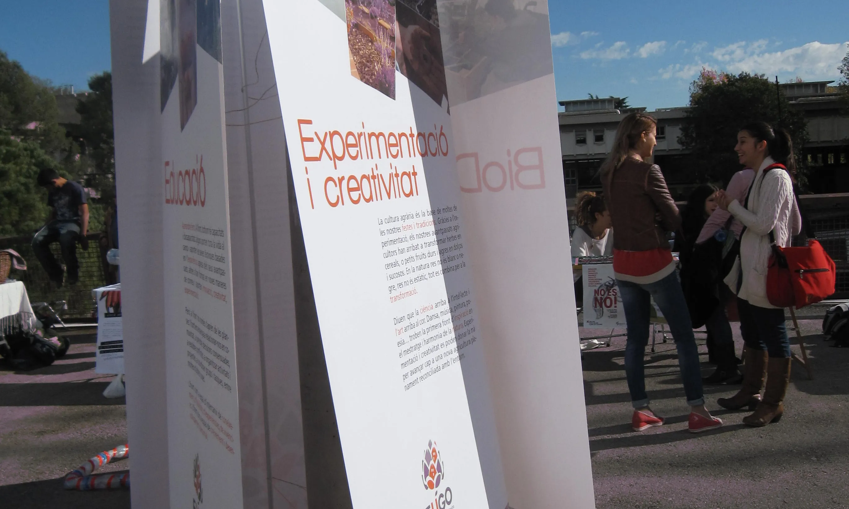 Cartells explicatius a la Plaça Cívica de la UAB (Font: FAS)