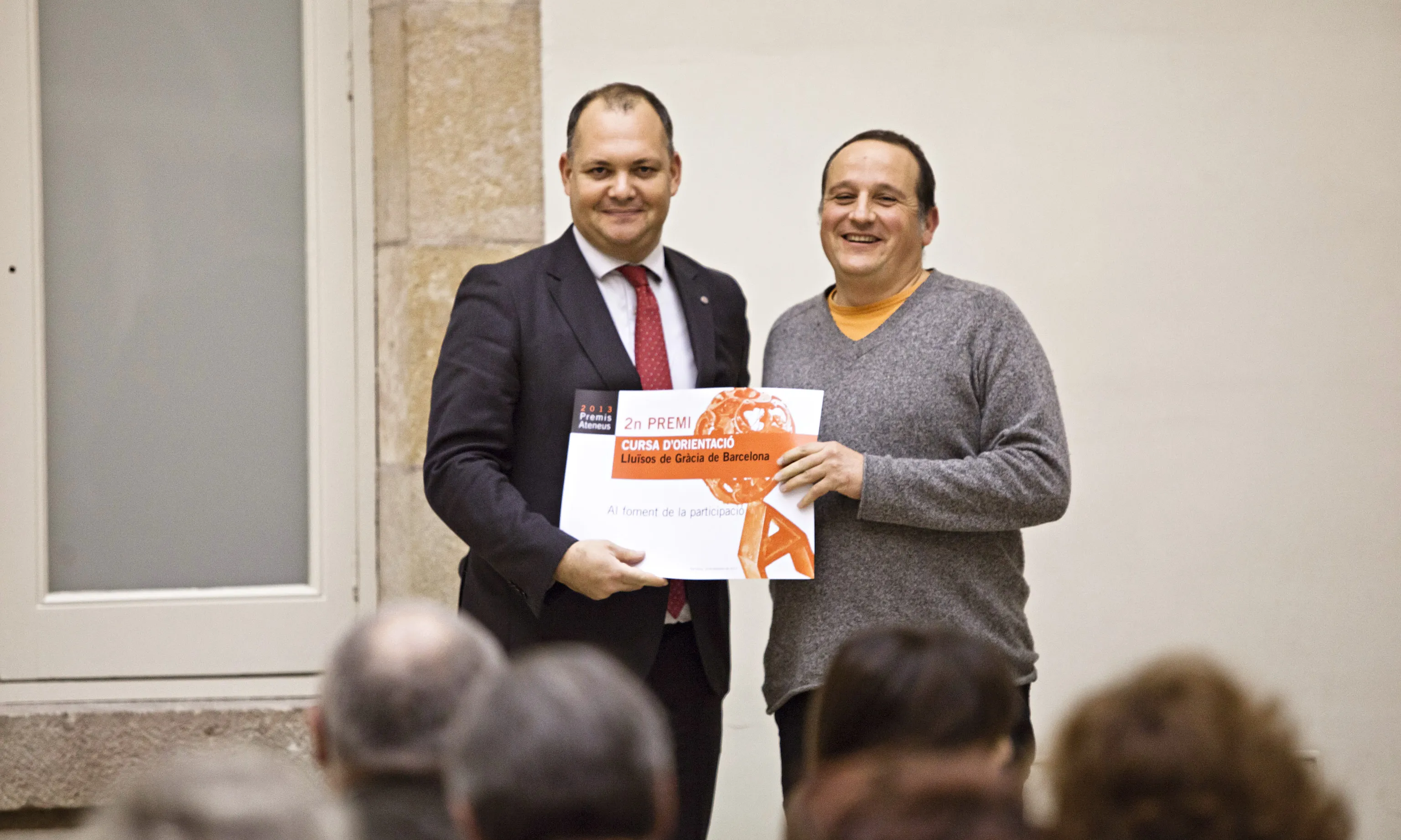 Un representant de Grions Orientació recull el premi