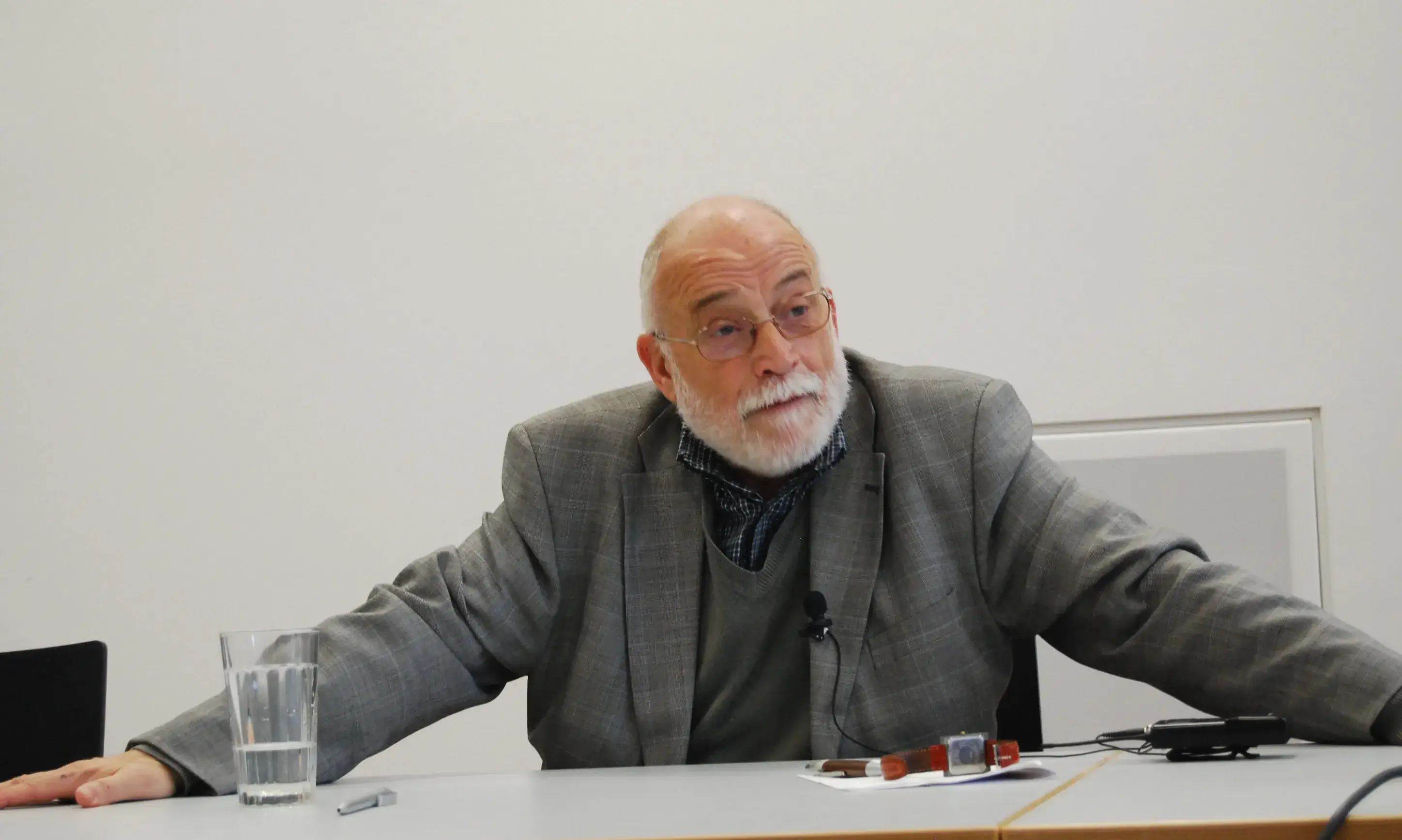 Arcadi Oliveres durant la ponència a Berlín al maig