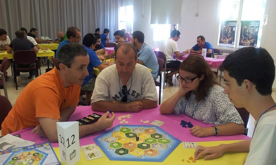 Voluntari d'Ayudar Jugando explicant un joc de taula