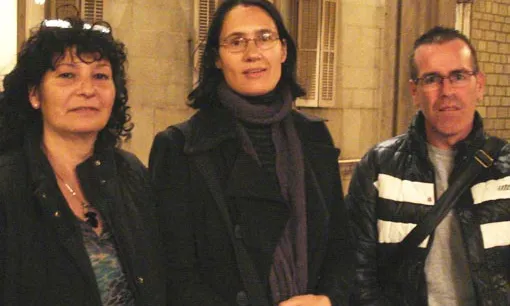 Adela, protagonista del reportatge amb Mireia Sala i Juan Vilchez.