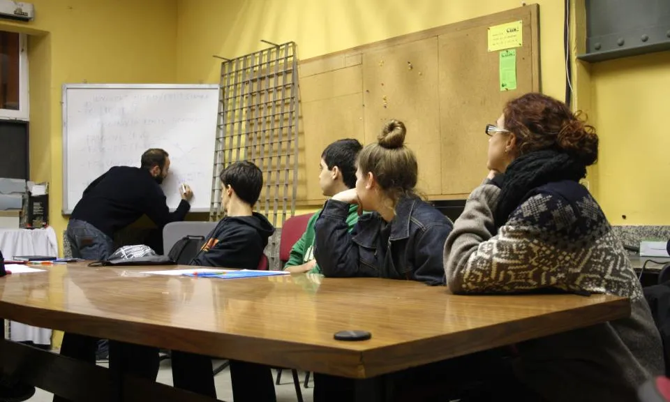 Els joves van rebre una formació per aprendre a fer funcionar una ràdio
