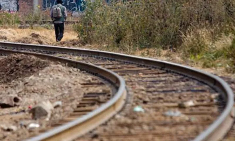 Persona caminant per una via de tren. Font: Hondudiario